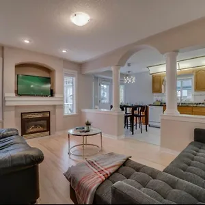 Big Family W/ Deck, Ping Pong, Bbq & Garage Apartment Edmonton
